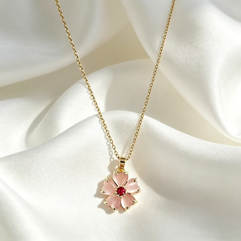 Collier doré avec pendentif fleur rose