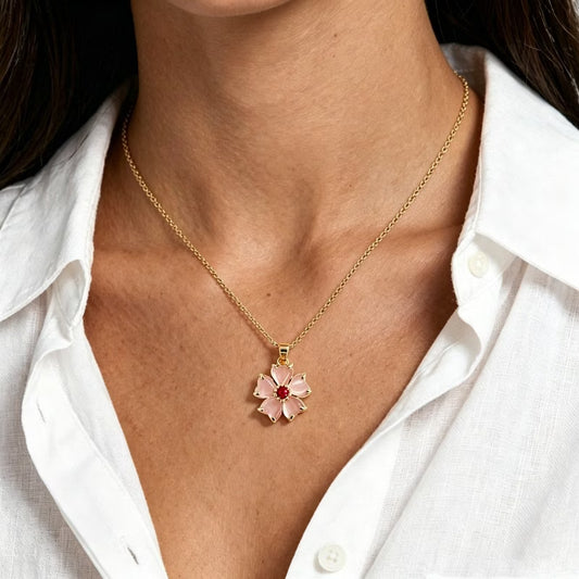 Collier doré avec pendentif fleur rose